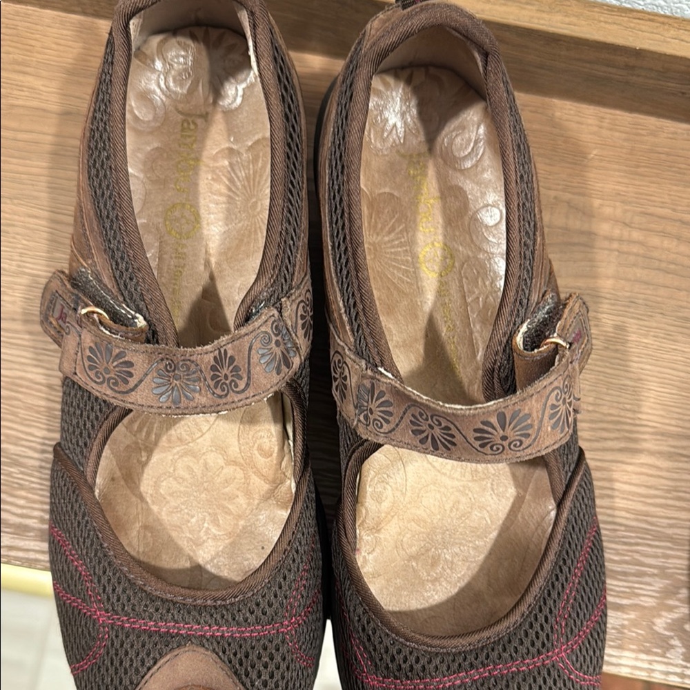 Jambu Brown and Red Sandals with Adjustable Strap - Picture 11 of 11